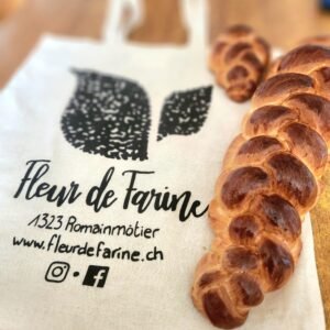 My two favorite takeaways — a tote bag present and freshly baked tresses boulangerie romainmotier fleur de farine