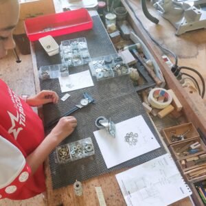 Sorting metal washers in Geneviane’s workshop — a small task that makes a big difference when everything needs to be in order.