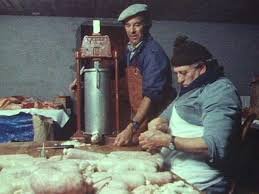 Making saucissons with a classic sausage machine 